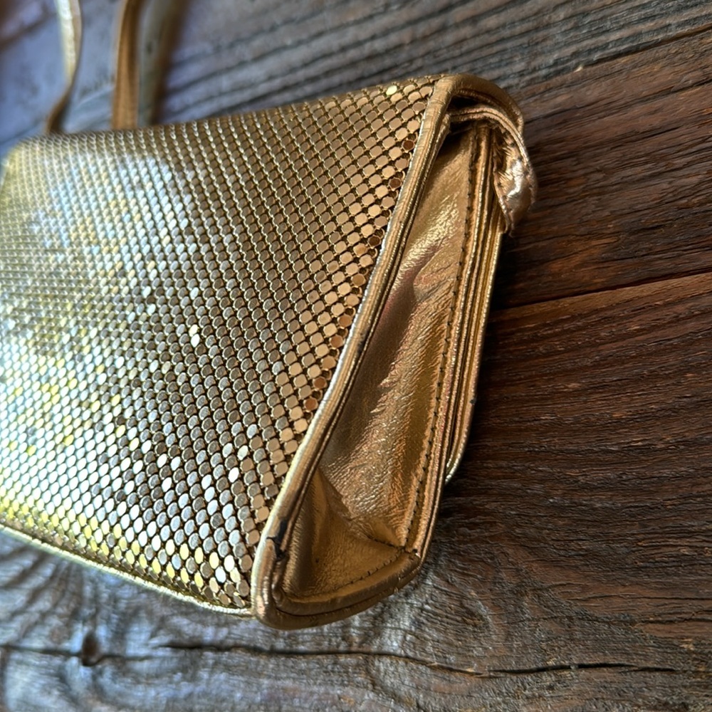 Vintage (80’s) Whitings & Davis liquid gold, leather metallic Crossbody. GVC‎ - Picture 4 of 12